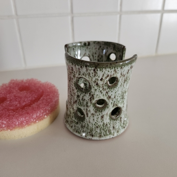 Frog Dish and a scrub daddy Ceramic kitchen sponge holder - Picture 3 of 6